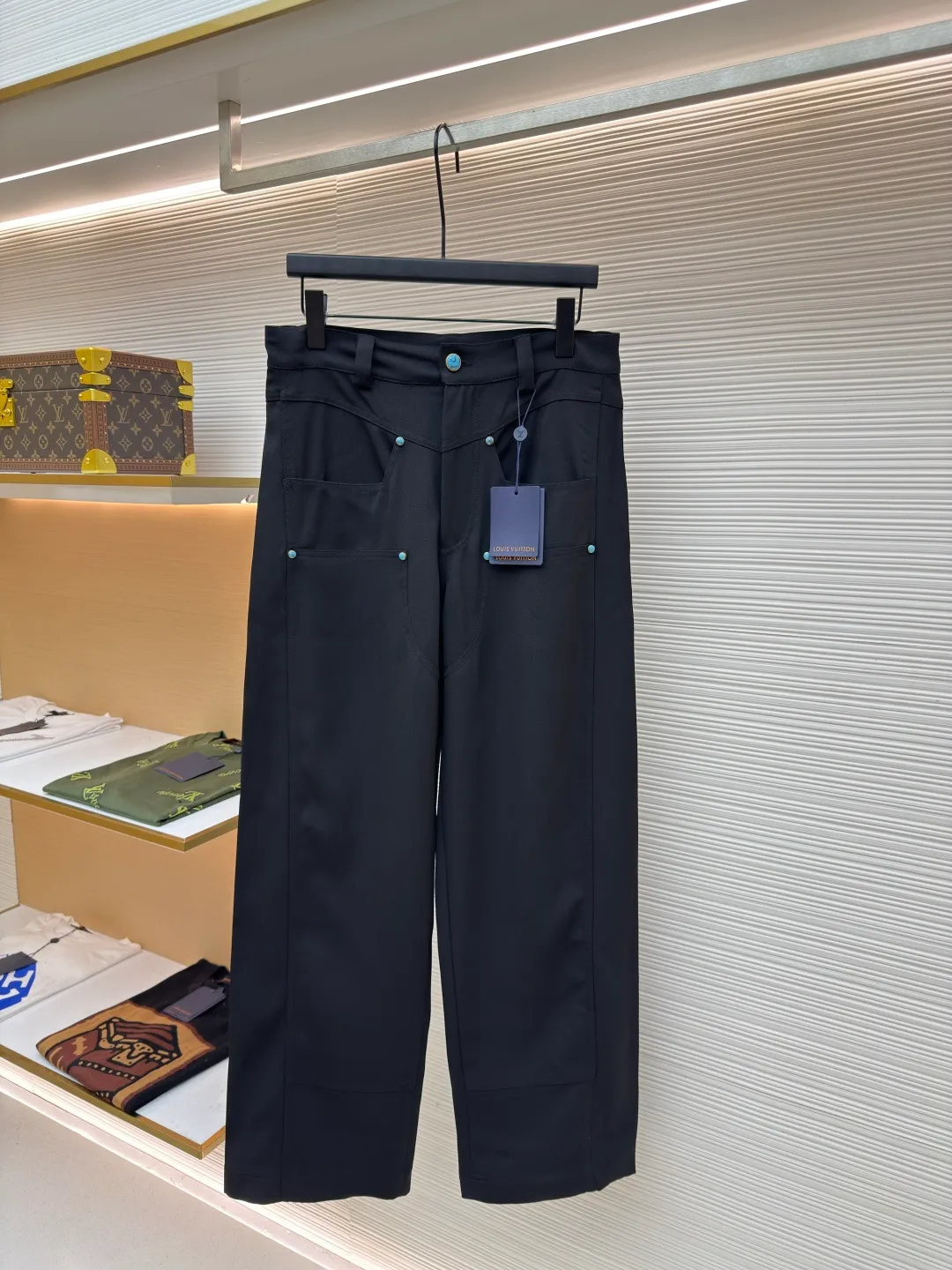LOUIS VUITTON turquoise wool blend wide trousers ●Original version: Purchased and developed for 12700 ●Item number: 1680799-B40 ●Fabric: wool blended fabric ●Technology: Inlaid production ●Version: fitted version ●Weight: about 735 grams ●Size: 46-48-50-52 ●Description: Made of 100% sheep wool fabric with a weight of 480g. It is spun and dyed using this year's newly sheared sheep wool material. It is woven with high-speed rapier in a dust-free and static-free workshop. It has a double-sided weave, a satin weave on the back and a hemp pattern on the front. It is equipped with 60s cotton imitation Tencel twill lining and back pockets. Stenciled genuine motorcycle leather with embossed embossed seal, Swiss tooth bronze square slider and closed zipper, I-shaped buckle + rivets made of bronze with antique gold base, inlaid with lettering film and turquoise flat buckle on the inside. The surface is hand-painted and then a blower blows away the paint and then sealed with a high-gloss transparent enamel, giving the overall vision a halo effect. The overall wiring is straight and delicate, the fabric is comfortable and soft, and the color is consistent without color difference. It can be matched with the same style to create a fashionable look and control various occasions. Customized accessories, complete with three standards, same style for men and women!